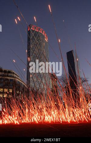 Canary Wharf Winter Lights, 26. Januar 2024, das beliebte Canary Wharf Winter Lights Festival findet vom 17. Bis 27. Januar 2024 in London statt und bietet 13 farbenfrohe Lichtinstallationen. Abgebildet: Schild von Vendel & de Wolf am Westferry Circus Stockfoto