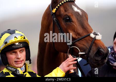 Sir Gino und Jockey James Bowen, nachdem sie die JCB Triumph Trial Juvenile Hürde beim Festival Trials Day auf der Cheltenham Racecourse gewonnen hatten. Bilddatum: Samstag, 27. Januar 2024. Stockfoto