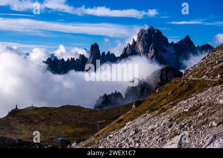 Die felsigen Gipfel der Felsformation Cadini di Misurina im Nationalpark Tre Cime, die im Herbst teilweise von Wolken bedeckt sind. Stockfoto