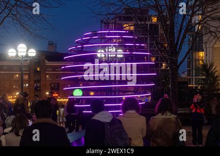 Canary Wharf Winter Lights, 26. Januar 2024, das beliebte Canary Wharf Winter Lights Festival findet vom 17. Bis 27. Januar 2024 in London statt und bietet 13 farbenfrohe Lichtinstallationen. Im Bild: Installation Marbles von Gertjan ADEMA Stockfoto