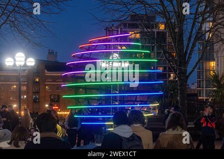 Canary Wharf Winter Lights, 26. Januar 2024, das beliebte Canary Wharf Winter Lights Festival findet vom 17. Bis 27. Januar 2024 in London statt und bietet 13 farbenfrohe Lichtinstallationen. Im Bild: Installation Marbles von Gertjan ADEMA Stockfoto