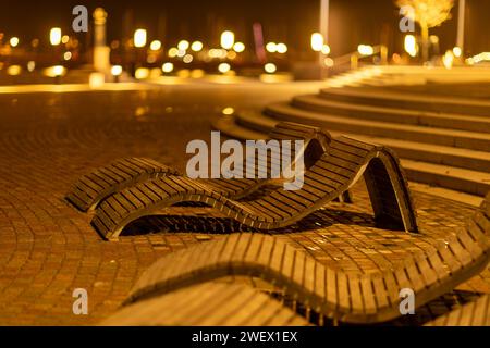 Eine Reihe einzigartiger Holzbänke in Helsingborg bei Nacht, Schweden Stockfoto