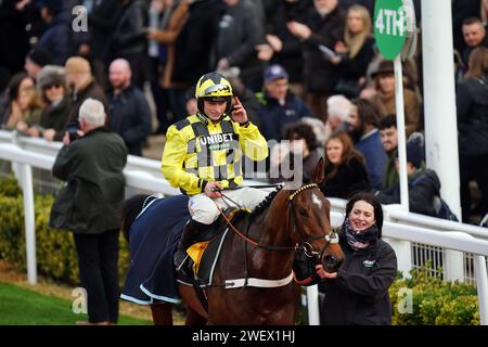 Sir Gino wurde von Jockey James Bowen geritten, nachdem er während des Festival Trials Day auf der Cheltenham Racecourse die Jugendhürde JCB Triumph Trial gewonnen hatte. Bilddatum: Samstag, 27. Januar 2024. Stockfoto