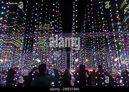 Canary Wharf Winter Lights, 26. Januar 2024, das beliebte Canary Wharf Winter Lights Festival findet vom 17. Bis 27. Januar 2024 in London statt und bietet 13 farbenfrohe Lichtinstallationen. Im Bild: Menschen, die das immersive Kunsterlebnis „Submergence by Squidsoup“ am Montgomery Square genießen Stockfoto