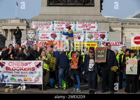 London, Großbritannien. 27. Jan Piers Corbyn. Und Hunderte Aktivisten versammelten sich auf dem Trafalgar Square, um gegen den Bürgermeister von London, Sadiq Khan's ULEZ-Erweiterung Credit: Richard Lincoln/Alamy Live News, zu protestieren Stockfoto