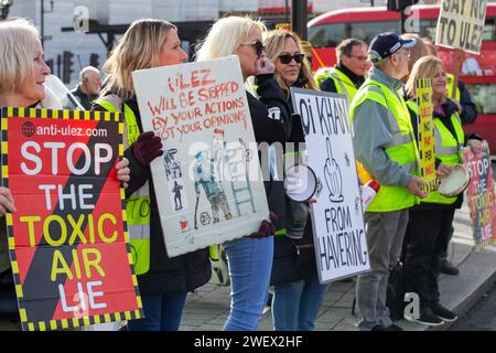 London, Großbritannien. 27. Jan Piers Corbyn. Und Hunderte Aktivisten versammelten sich auf dem Trafalgar Square, um gegen den Bürgermeister von London, Sadiq Khan's ULEZ-Erweiterung Credit: Richard Lincoln/Alamy Live News, zu protestieren Stockfoto