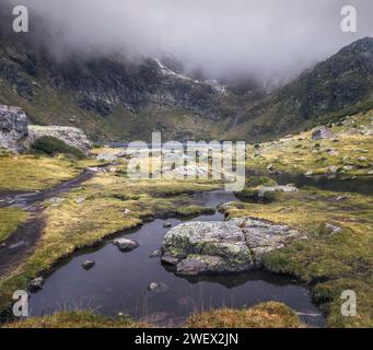 Mystische Gelassenheit: Die Tristaina Seen von Nebel in Andorra umarmt Stockfoto