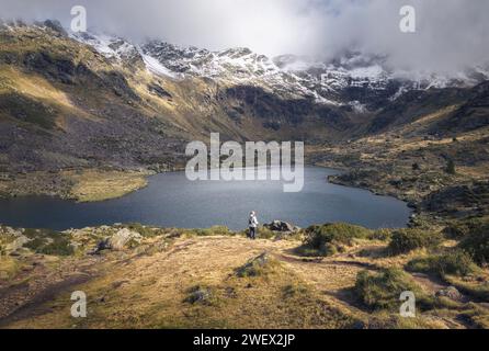 Die Reise einer Frau auf ruhigen Wegen an den Tristaina Lakes, Andorra Stockfoto