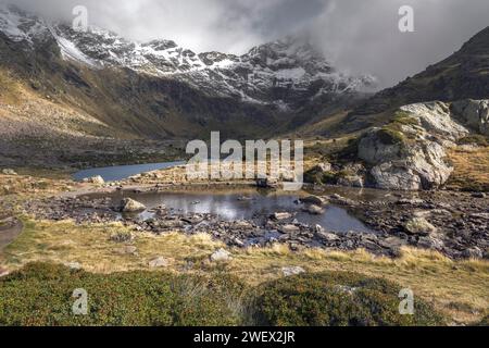 Mystische Gelassenheit: Die Tristaina Seen von Nebel in Andorra umarmt Stockfoto