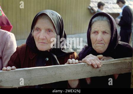 Ältere Frauen im Komitat Vrancea, Rumänien, 1995 Stockfoto