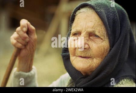 Porträt einer älteren Frau im Komitat Vrancea, Rumänien, 2002 Stockfoto