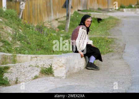 Vrancea County, Rumänien, ca. 2002. Die einheimische Frau trägt eine traditionelle, handgenähte Bluse. Stockfoto