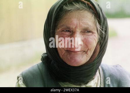 Porträt einer älteren Frau im Kreis Vrancea, Rumänien, um 1990 Stockfoto