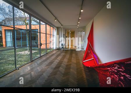 Berlin Lichtenberg OT Hohenschönhausen, Mies van der Rohe Haus, ehemalige Villa / Haus Lemke Ausstellung Bettina Allamoda: zwischen Gebrauch und Kontemplation - Aussendekoration / Inneneinrichtung - 27.01.2024 Mies van der Rohe Haus Berlin *** Berlin Lichtenberg OT Hohenschönhausen, Mies van der Rohe Haus, ehemals Villa Haus Lemke Ausstellung Bettina Allamoda zwischen Gebrauch und Besinnung Außendekoration Innendesign 27 01 2024 Mies van der Rohe Haus Berlin Stockfoto