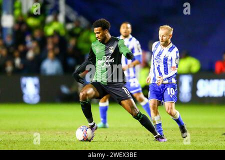 Hillsborough Stadium, Sheffield, England - 26. Januar 2024 Haji Wright (11) von Coventry City und Barry Bannan (10) von Sheffield Mittwoch - während des Spiels Sheffield Wednesday gegen Coventry City, Emirates FA Cup, 2023/24, Hillsborough Stadium, Sheffield, England - 26. Januar 2024 Credit: Arthur Haigh/WhiteRosePhotos/Alamy Live News Stockfoto