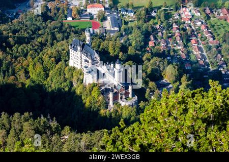 Aus der Vogelperspektive auf das Schloss Neuschwanstein und die umliegenden Häuser des Dorfes Hohenschwangau im Herbst. Hohenschwangau Bayern Deutschland FB 2023 2852 Stockfoto