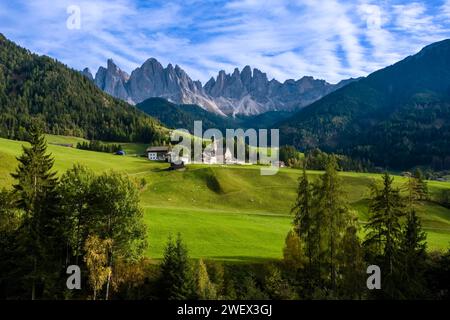 Blick auf die Kirche St. Magdalena im Villnösser Tal, Nordwände und Gipfel der Geißler-Gruppe in der Ferne, im Herbst. Bozen Trentino-Südtirol Stockfoto