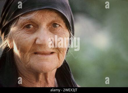 Porträt einer älteren Frau im Kreis Vrancea, Rumänien, um 1992 Stockfoto