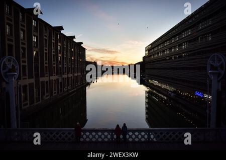 Paris, Frankreich. Januar 2024. Fußgänger überqueren den Canal de l'Ourcq während des Sonnenuntergangs in Paris am 26. Januar 2024. Foto: Firas Abdullah/ABACAPRESS.COM Credit: Abaca Press/Alamy Live News Stockfoto