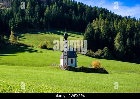 Blick auf die Kapelle von St. John in Ranui in St. Magdalena im Villnösstal im Herbst. Bozen Trentino-Südtirol Italien FB 2023 2876 Stockfoto