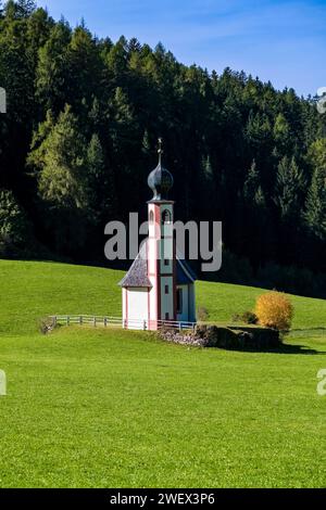 Blick auf die Kapelle von St. John in Ranui in St. Magdalena im Villnösstal im Herbst. Bozen Trentino-Südtirol Italien FB 2023 2878 Stockfoto