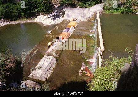 Vrancea County, Rumänien, ca. 1993. Lokale Frauen waschen Teppiche im Fluss Putna. Stockfoto