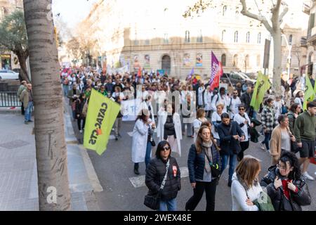 Januar 27, 2024 Barcelona, Spanien Politik Barcelona- Proteste im Gesundheitswesen in Barcelona Foto Eric Renom/LaPresse Katalanische Krankenschwestern und andere Beschäftigte im Gesundheitswesen protestieren im Zentrum von Barcelona gegen Arbeitsbedingungen. Obwohl die Minderheitenkrankenschwestern-gewerkschaft eine Einigung mit dem katalanischen Gesundheitsdienst erzielt und den seit über einem Monat andauernden Schwesternstreik abgesagt hat, haben sie beschlossen, die Proteste fortzusetzen. In diesem Fall fordern sie Verbesserungen in der Berufseinstufung vom Gesundheitsministerium. Jedoch sind klinische Analysetechniker (verantwortlich für Stockfoto