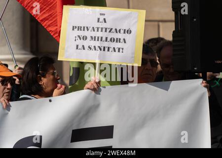 Januar 27, 2024 Barcelona, Spanien Politik Barcelona- Proteste im Gesundheitswesen in Barcelona Foto Eric Renom/LaPresse Katalanische Krankenschwestern und andere Beschäftigte im Gesundheitswesen protestieren im Zentrum von Barcelona gegen Arbeitsbedingungen. Obwohl die Minderheitenkrankenschwestern-gewerkschaft eine Einigung mit dem katalanischen Gesundheitsdienst erzielt und den seit über einem Monat andauernden Schwesternstreik abgesagt hat, haben sie beschlossen, die Proteste fortzusetzen. In diesem Fall fordern sie Verbesserungen in der Berufseinstufung vom Gesundheitsministerium. Jedoch sind klinische Analysetechniker (verantwortlich für Stockfoto