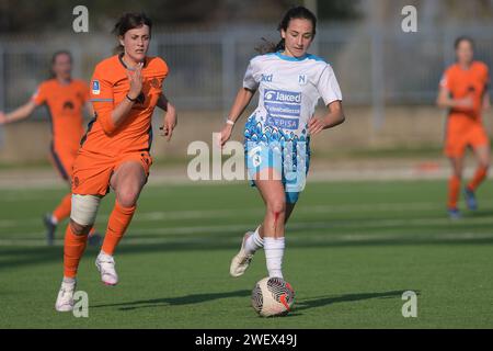 ELISA Polli vom FC Internazionale tritt um den Ball an und spielt mit Martina di Bari vom SSC Napoli Soccer - Women Series Ein Spiel zwischen Napoli Femminile und FC Internazionale Stockfoto