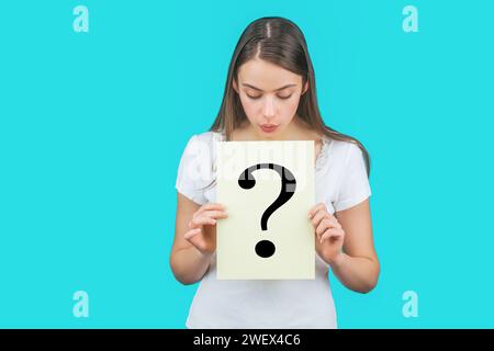 Zweifelhaftes Mädchen, das sich selbst Fragen stellt. Notizen in Papierform mit Fragezeichen. Verwirrtes weibliches Denken mit Fragezeichen. Denkende Frau mit Frage Stockfoto