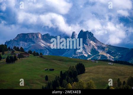 Die Gipfel des Sass di Campaccio links und Grande CIR Mitte nördlich des Passes Gröden, von der Seiser Alm aus gesehen. Kastelruth Trentino- Stockfoto