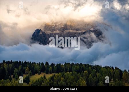 Aufsteigende Wolken nach einem Regenschauer um die Felsklippen des Langkofels, von der Seiser Alm aus gesehen. Kastelruth Trentino-Alto Stockfoto
