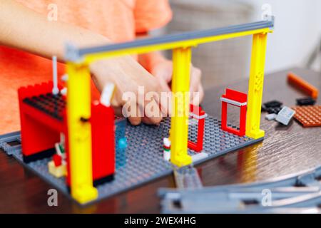 Kindergebäude mit farbenfrohem Spielzeugbau-Set Stockfoto
