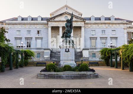 Platz der Befreiung (Place de la Libération) und Oberster Gerichtshof. Pau, Pyrénées-Atlantiques, Frankreich. Stockfoto