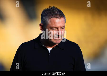 27. Januar 2024; Almondvale Stadium, Livingston, Schottland: Scottish Premiership Football, Livingston gegen Dundee; Dundee-Manager Tony Docherty inspiziert das Spielfeld vor dem Spiel Stockfoto