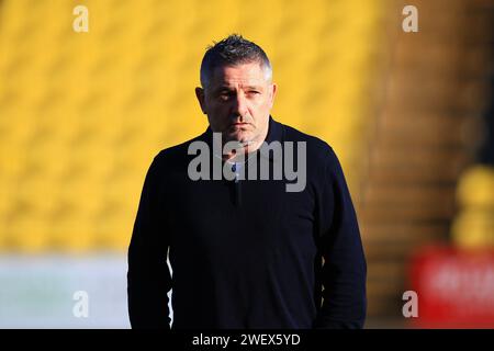 27. Januar 2024; Almondvale Stadium, Livingston, Schottland: Scottish Premiership Football, Livingston gegen Dundee; Dundee-Manager Tony Docherty inspiziert das Spielfeld vor dem Spiel Stockfoto
