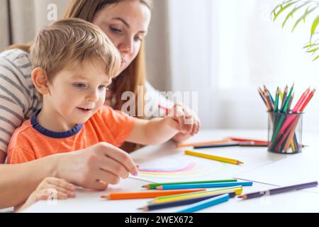 Mutter und Kind genießen die gemeinsame Zeit Stockfoto