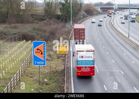 Slough, Berkshire, Großbritannien. Januar 2024. Ein SOS-Telefonschild neben dem M4 Smart Motorway in Slough, Berkshire. Intelligente Autobahnsicherheitssysteme, die Fahrspurausfälle in Echtzeit erkennen und die CCTV und Schilder des Netzes steuern sollen, wurden laut der Zeitung Telegraph im vergangenen Sommer 41 Mal unerwartet abgeschaltet. Nach zahlreichen Todesfällen auf intelligenten Autobahnen wird gefordert, dass die intelligenten Autobahnen wieder mit harten Schultern belegt werden. Die Einführung neuer intelligenter Autobahnen ist derzeit ausgesetzt. Kredit: Maureen McLean/Alamy Stockfoto