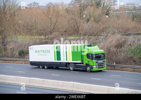 Slough, Berkshire, Großbritannien. Januar 2024. Der M4 Smart Motorway in Slough, Berkshire. Intelligente Autobahnsicherheitssysteme, die Fahrspurausfälle in Echtzeit erkennen und die CCTV und Schilder des Netzes steuern sollen, wurden laut der Zeitung Telegraph im vergangenen Sommer 41 Mal unerwartet abgeschaltet. Nach zahlreichen Todesfällen auf intelligenten Autobahnen wird gefordert, dass die intelligenten Autobahnen wieder mit harten Schultern belegt werden. Die Einführung neuer intelligenter Autobahnen ist derzeit ausgesetzt. Kredit: Maureen McLean/Alamy Stockfoto