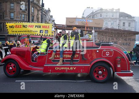 Menschen während eines Anti-ULEZ-Protestes am Trafalgar Square, London. Bilddatum: Samstag, 27. Januar 2024. Stockfoto