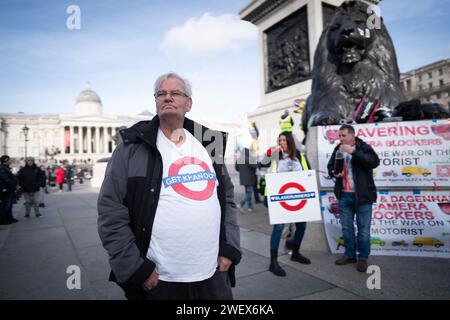 Menschen während eines Anti-ULEZ-Protestes am Trafalgar Square, London. Bilddatum: Samstag, 27. Januar 2024. Stockfoto