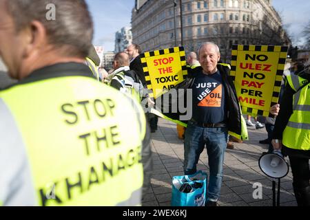 Menschen während eines Anti-ULEZ-Protestes am Trafalgar Square, London. Bilddatum: Samstag, 27. Januar 2024. Stockfoto