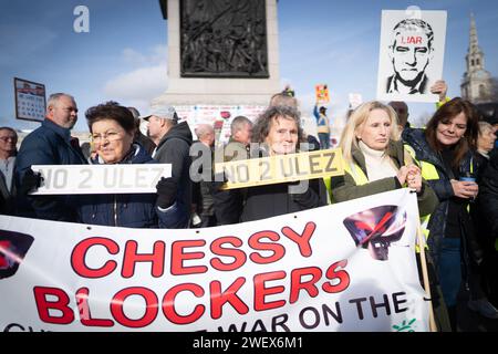 Menschen während eines Anti-ULEZ-Protestes am Trafalgar Square, London. Bilddatum: Samstag, 27. Januar 2024. Stockfoto