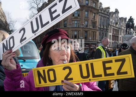 Menschen während eines Anti-ULEZ-Protestes am Trafalgar Square, London. Bilddatum: Samstag, 27. Januar 2024. Stockfoto