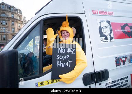 Menschen während eines Anti-ULEZ-Protestes am Trafalgar Square, London. Bilddatum: Samstag, 27. Januar 2024. Stockfoto