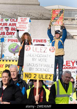 Menschen während eines Anti-ULEZ-Protestes am Trafalgar Square, London. Bilddatum: Samstag, 27. Januar 2024. Stockfoto