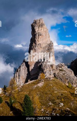 Torre Inglese, einer der Gipfel der Felsformation Cinque Torri im Herbst. Cortina d Ampezzo Veneto Italien FB 2023 3097 Stockfoto