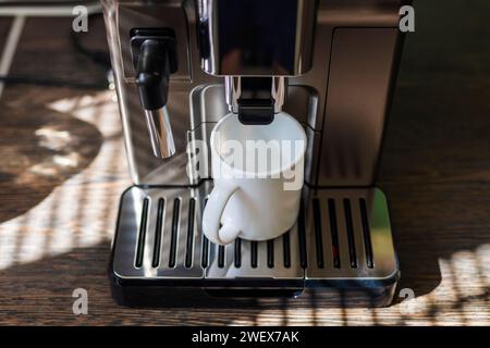 Moderne Espressomaschine Zum Ausgießen Von Kaffee Stockfoto