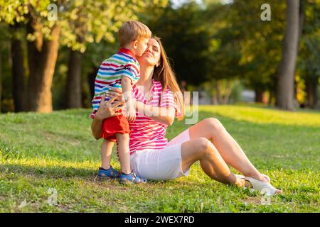 Mutter und Sohn umarmen sich liebevoll im Park Stockfoto