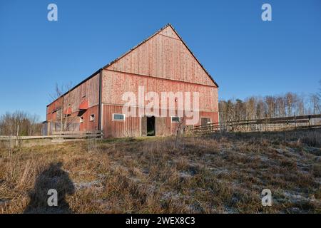 Typisch rot lackiertes schwedisches Landwirtschaftsgebäude in Bredebolet in Skaraborg in Vaestra Goetaland in Schweden Stockfoto